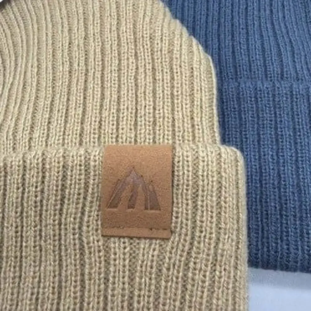 2 Moon Kitty Womens ‎ Beanies Leather Mountain Logo Outdoor Cold Weather Gear